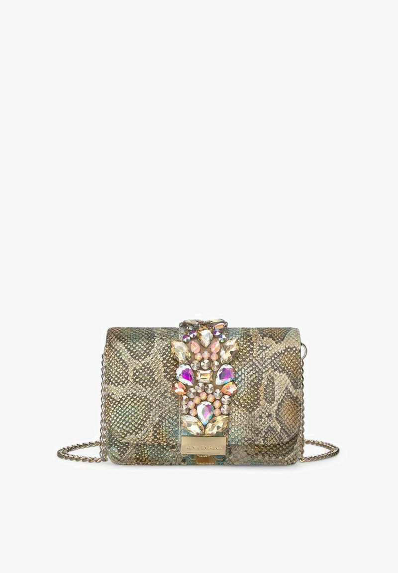 Bolso de mano hecho de piel de serpiente texturizada en tonos verdes y dorados, con un adorno decorativo de strass en la parte frontal y una cadena como correa.