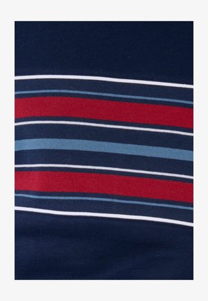 Marine stof met horizontale strepen in rood, lichtblauw en wit. Zachte textuur met duidelijke bandpatronen en nette stiksels.