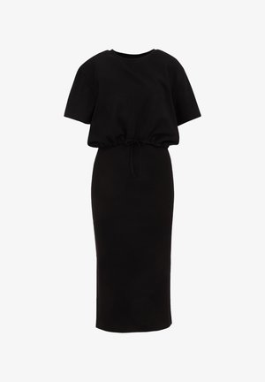 Zwarte midi-jurk met korte mouwen, een getailleerde taille en een relaxte pasvorm. Eenvoudig ontwerp, soepele textuur en minimalistische stijl.