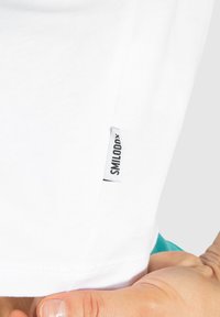 Smilodox NALANI - T-shirts basic - weiß