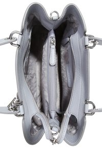 Bolso de mano de cuero gris claro con múltiples compartimentos con zipper y forro de tela estampada, visto desde arriba.