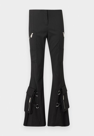 Μαύρο παντελόνι με καμπάνα με πολλές τσέπες με φερμουάρ και προσαρτημένες θήκες στους μηρούς και τα κάτω πόδια, με ασημένιες λεπτομέρειες υλικού.