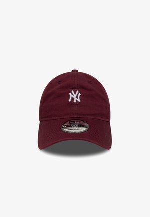 Maroon baseball cap made of cotton, featuring a white embroidered logo. Adjustable back strap and curved brim. Smooth texture.