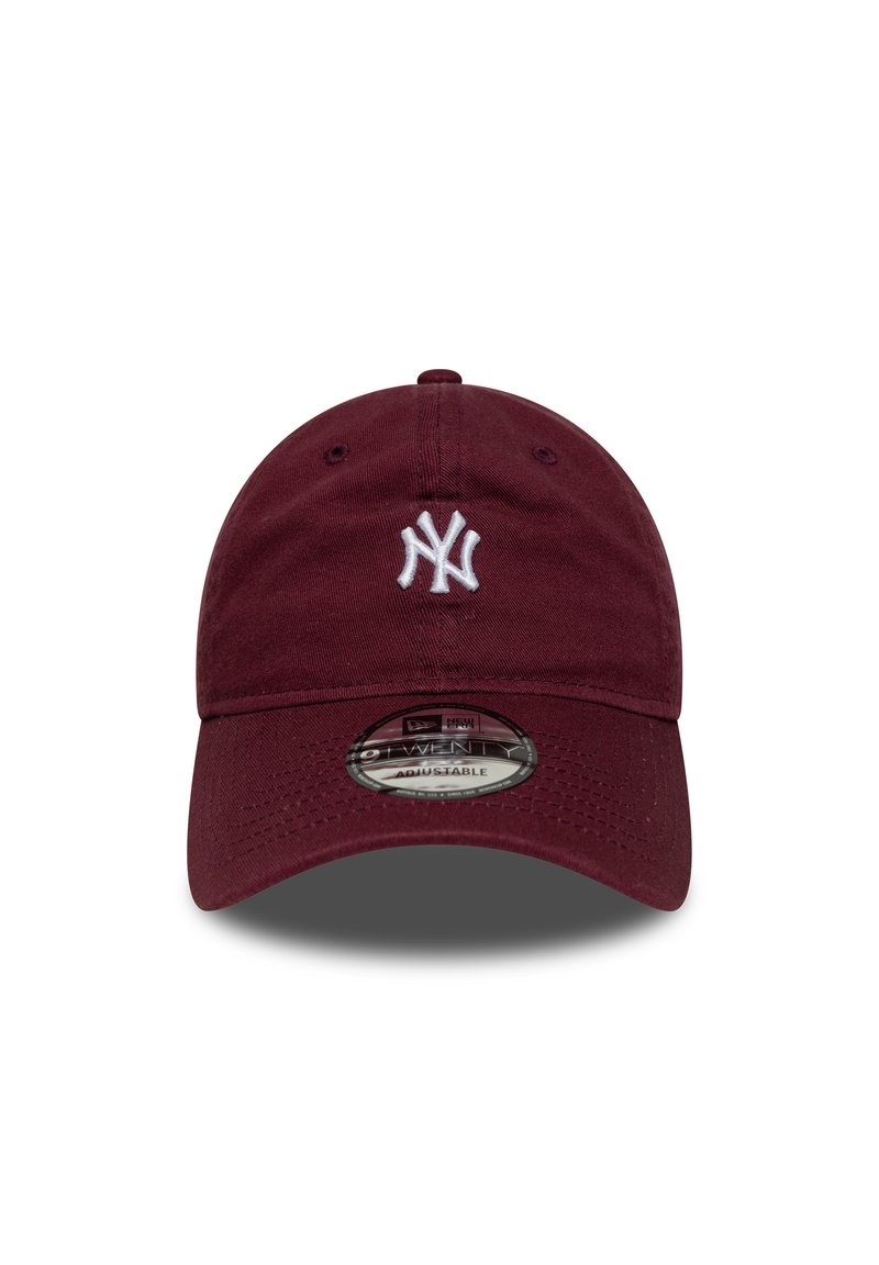 Maroon baseball cap made of cotton, featuring a white embroidered logo. Adjustable back strap and curved brim. Smooth texture.