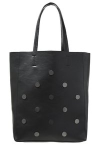 Černá kožená taška s dvojitými uchy, na přední straně s kulatými černými hroty uspořádanými do tečkovaného vzoru. Hladká textura, minimalistický design.