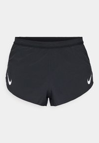 Svarte treningsshorts laget av lett stoff, med en teksturert midjebånd og en hvit Nike-logo på venstre side.