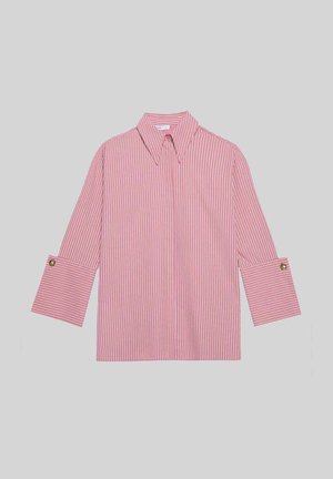 Roze en witte gestreepte blouse met een klassieke kraag, driekwart mouwen en ronde manchetten met gouden knopen. Zachte stof textuur.