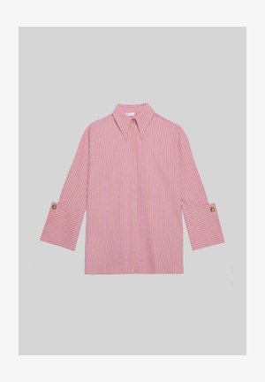 Blouse rayée rose et blanche avec un col classique, des manches trois-quarts et des poignes arrondies ornées de boutons dorés. Texture de tissu douce.