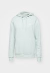 ESSENTIALS SMALL LOGO FEEL COZY HOODIE - Sweatshirt com capuz - linen green
