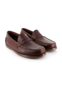 Mocasines de cuero marrón con un acabado texturizado, costuras tipo mocasín y perfil bajo. Suela de goma flexible y diseño sin cordones para mayor comodidad.