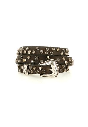 Cintura in pelle marrone con borchie in tono argento e decorazioni floreali, dotata di una fibbia argentata ornate. Tre file di elementi decorativi.