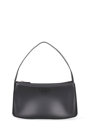 Sac à dos noir en matériau synthétique lisse, doté d'un design incurvé, d'une fermeture éclair supérieure et d'un logo en relief sur le panneau avant.