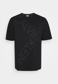 Czarny bawełniany t-shirt z okrągłym dekoltem, krótkimi rękawami oraz ukośnym logo Calvin Klein w tonacji monochromatycznej na przodzie.