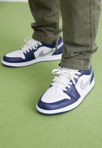 AIR JORDAN 1 - Sneakers low - white/wolf grey/midnight navy