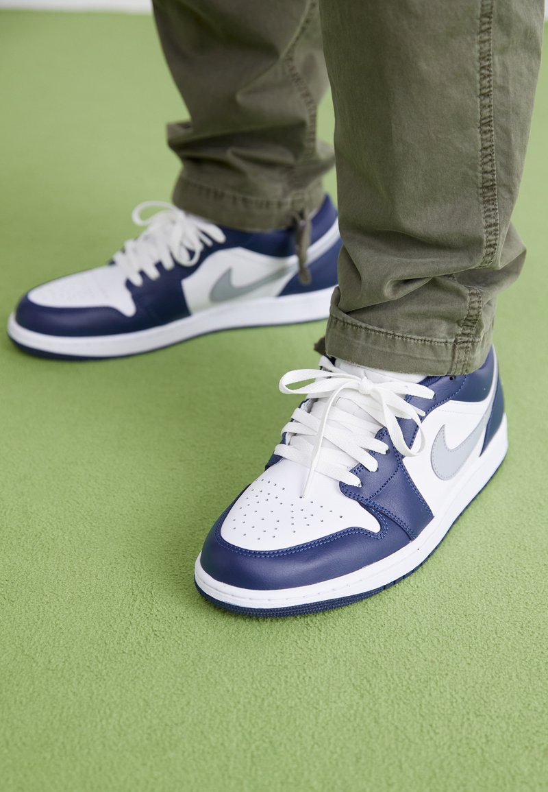 Jordan AIR JORDAN 1 - Sneakers basse - white/wolf grey/midnight navy ...