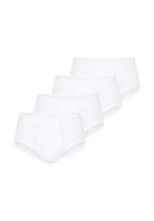 Quattro slip bianchi da uomo disposti in diagonale su sfondo bianco.
