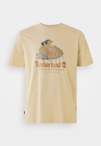 FRONT BOOT GRAPHIC TEE - Print T-shirt - lemon pepper