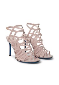 Rosa Riemchen-Pumps mit geometrischem Ausschnitt-Design, glänzender Oberfläche und blauen Akzenten am Absatz. Verstellbarer Knöchelriemen inklusive.