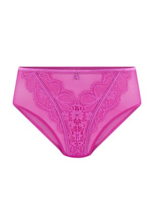 Roze kanten ondergoed met een getextureerd bloemenpatroon, doorschijnende inzetstukken en een decoratieve bedel aan de tailleband.