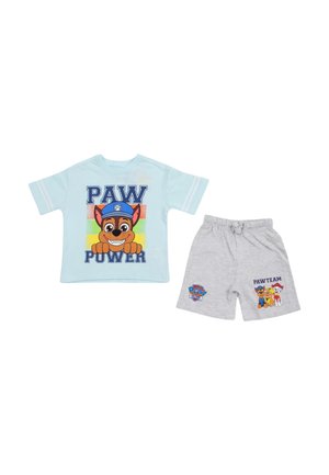 Chemise bleu clair à manches courtes avec "PAW POWER" et un chien dessin animé, associée à un short gris avec le texte "PAWTEAM" et trois chiens dessin animé.
