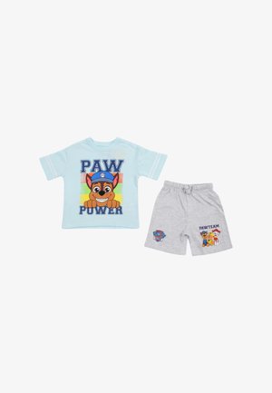 Chemise bleu clair à manches courtes avec "PAW POWER" et un chien dessin animé, associée à un short gris avec le texte "PAWTEAM" et trois chiens dessin animé.