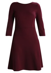Robe bordeaux avec des manches trois-quarts, un buste ajusté et une jupe évasée. Fabriquée en tissu doux et lisse avec un col rond.
