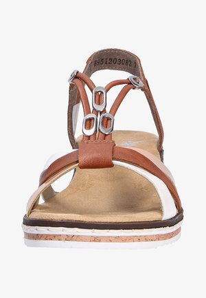 Braune Ledersandale mit weißen Akzenten, offenes Zehendesign und dekorativer metallischer Hardware. Texturiertes Fußbett und korkähnliche Laufsohle.