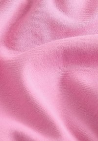 Zacht roze stof met een gladde textuur, voorzien van een fijn gebreide weefsel en een lichte val, met een egaal kleur en minimale patronen.