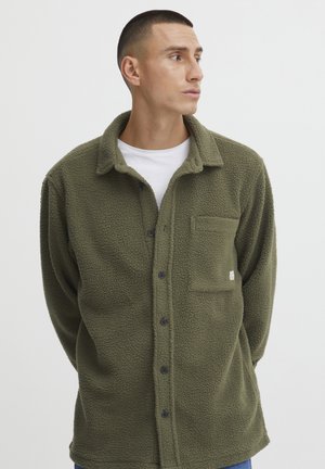 Olivengrønt fleece skjortejakke med en blød tekstur, knaplukning, krave og en brystlomme med et lille logo.
