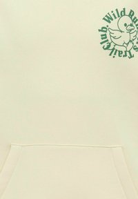 Bombažna kapuca v off-white barvi, ki vsebuje grafiko race in besedilo v zeleni barvi. Ima sprednji kenguru žep in rebraste robove.