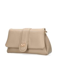 Beige läderkuvert med en vikbar design, som har ett sött band och en guldig "M"-detalj. Slät textur med en strukturerad form.