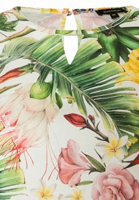 Blusenshirt mit weißem Hintergrund, verziert mit leuchtend grünen Blättern, rosa und gelben Blumen, einem Schlüsselloch-Ausschnitt und einer glatten Stofftextur.