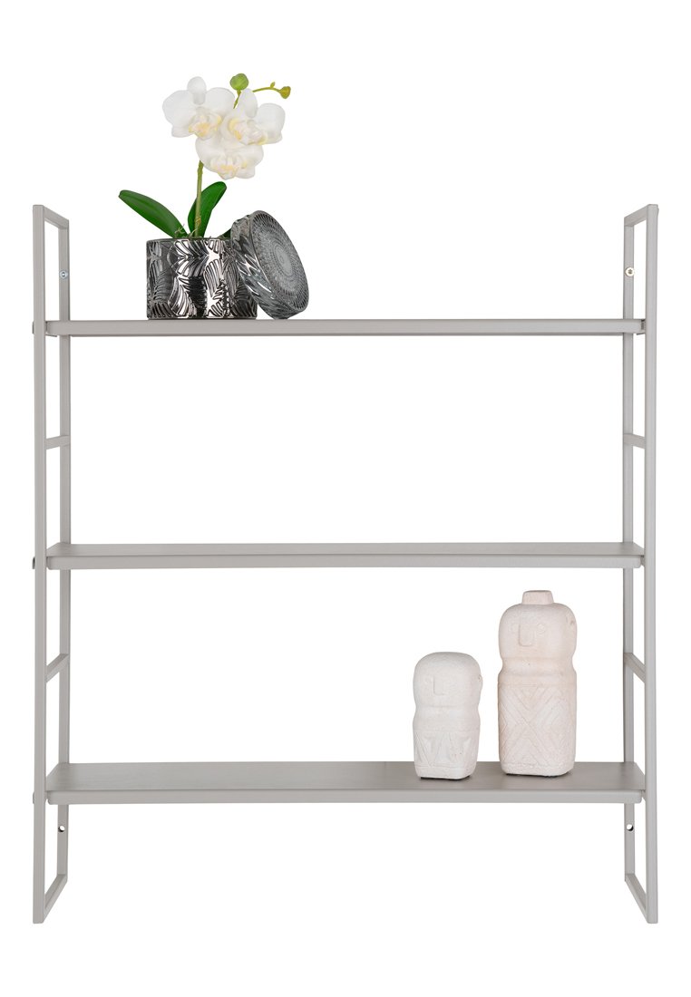 Regalino metallico grigio chiaro, dotato di quattro mensole aperte. Decorato con un'orchidea bianca, un vaso nero a motivi e due figure decorative bianche.