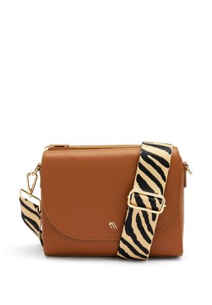 Borsa a tracolla in pelle marrone con patta curva, dotata di una cerniera dorata e di una tracolla a strisce zebra nere e beige.