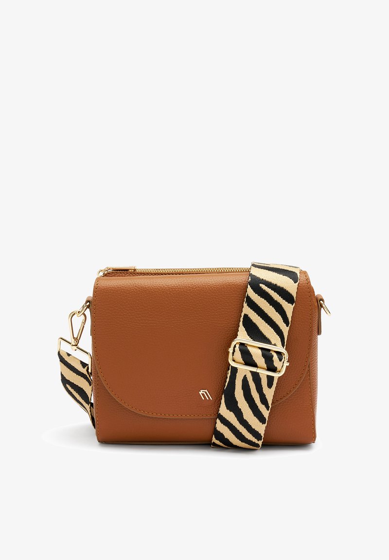 Borsa a tracolla in pelle marrone con patta curva, dotata di una cerniera dorata e di una tracolla a strisce zebra nere e beige.