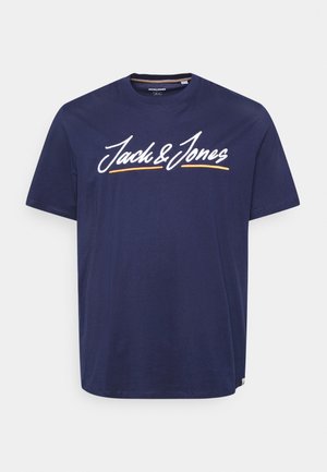 Navyblauw katoenen t-shirt met korte mouwen, voorzien van een wit cursief "Jack & Jones" logo met een oranje onderlijnen. Regulere pasvorm, ronde hals ontwerp.