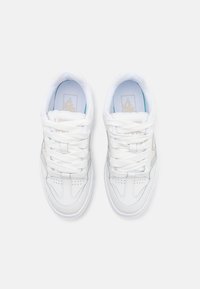 Adidași albi din piele texturată, cu accente contrastante de bleu deschis și vârf rotund. Dispun de șireturi plate și un guler căptușit.