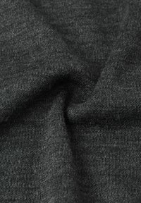 Szara tkanina, miękki w dotyku, lekko tkany, z subtelnymi różnicami w odcieniu. Materiał jest elastyczny o gładkim wykończeniu.