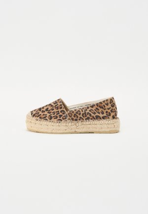 Espadryl wsuwany z materiałową cholewką w panterkę i grubą plecioną podeszwą z juty na białym tle.