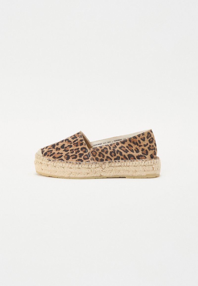 Espadrille à enfiler avec dessus en tissu imprimé léopard et épaisse semelle en jute tressée sur fond blanc.