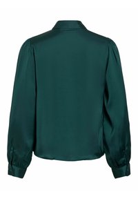 Blouse en satin vert foncé à manches longues avec épaules froncées, poignets boutonnés et col classique, vue de dos.