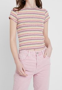 Pruhované tričko s krátkým rukávem s vodorovnými pastelovými pruhy v růžové, žluté a fialové. Hladký materiál, přiléhavý střih, kulatý výstřih.
