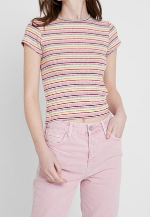 Top de manga corta a rayas con líneas horizontales en tonos pastel de rosa, amarillo y púrpura. Tejido acanalado, diseño ajustado, escote redondo.