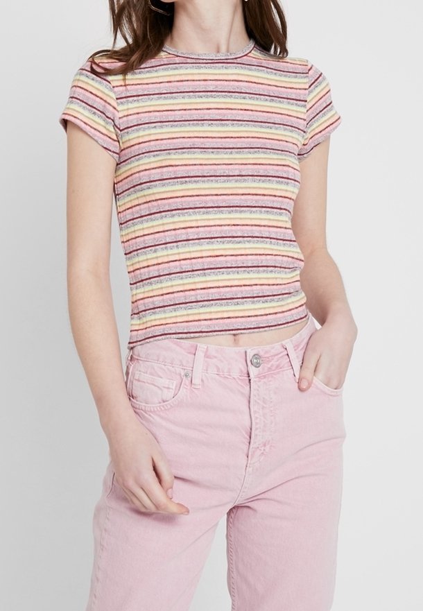 Pruhované tričko s krátkým rukávem s vodorovnými pastelovými pruhy v růžové, žluté a fialové. Hladký materiál, přiléhavý střih, kulatý výstřih.