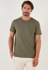 CREW NECK POCKET - Basic póló - khaki