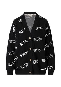 Zwarte cardigan met witte "BIZUU" tekst in een herhalend patroon, met een V-hals, knopen aan de voorkant en brede mouwen.
