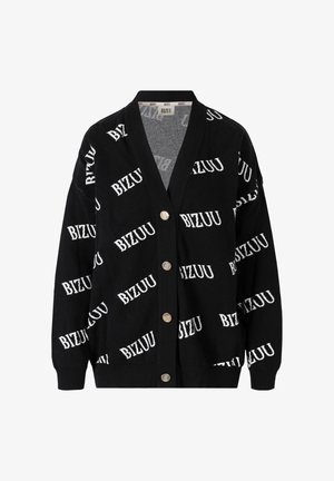 Zwarte cardigan met witte "BIZUU" tekst in een herhalend patroon, met een V-hals, knopen aan de voorkant en brede mouwen.