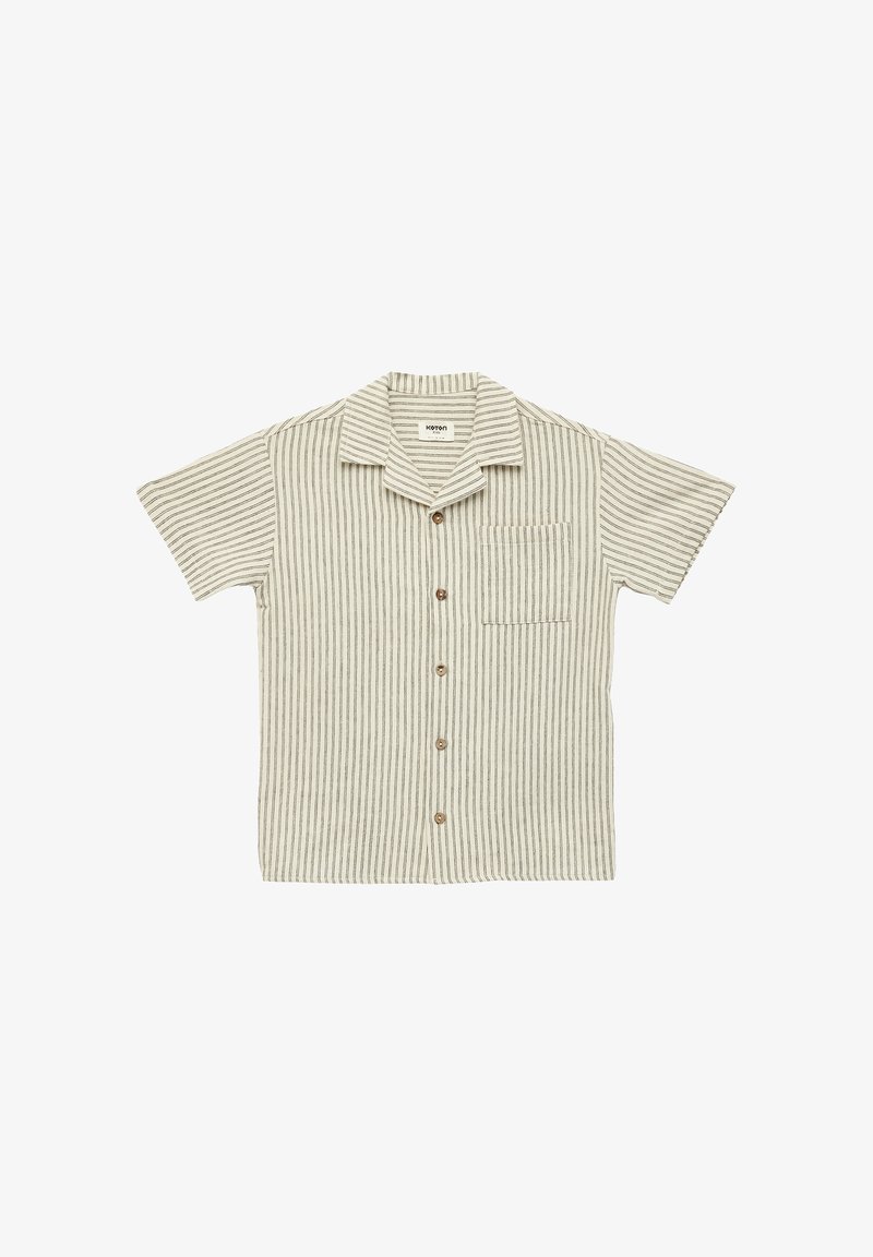 Camisa beige de manga corta con botones y finas rayas negras verticales, con un bolsillo en el pecho del lado izquierdo.