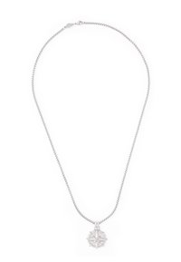 Collier en argent avec un pendentif en forme de boussole détaillé, incluant une pierre précieuse centrale. Texture lisse, design circulaire et maillons fins.