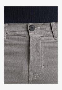 Sélectionné, sharkskin